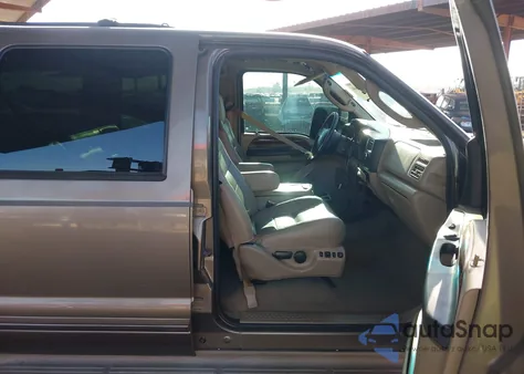 2005 Ford Excursion Limited from USA, damaged, VIN 1FMSU43PX5ED44308